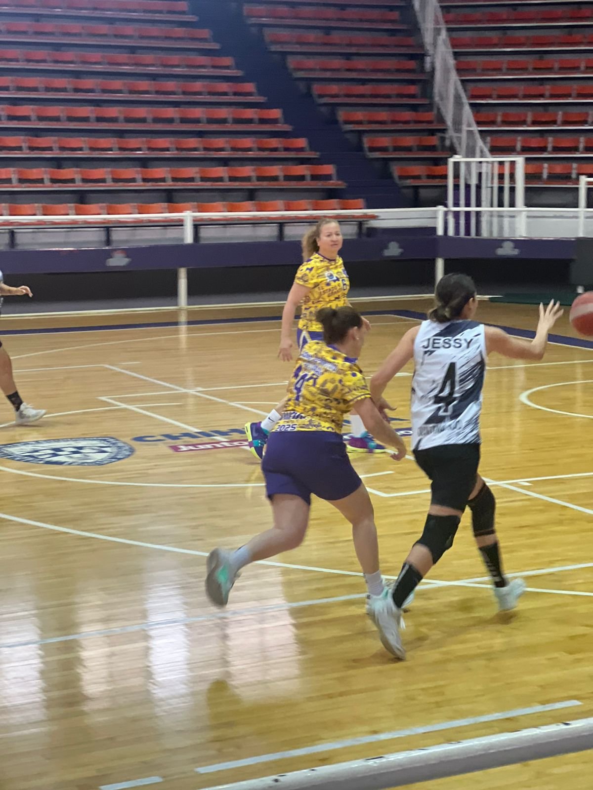Imagen 12 de Chihuahua vence 34–20 a Quintana Roo en intenso duelo de basquetbol femenil