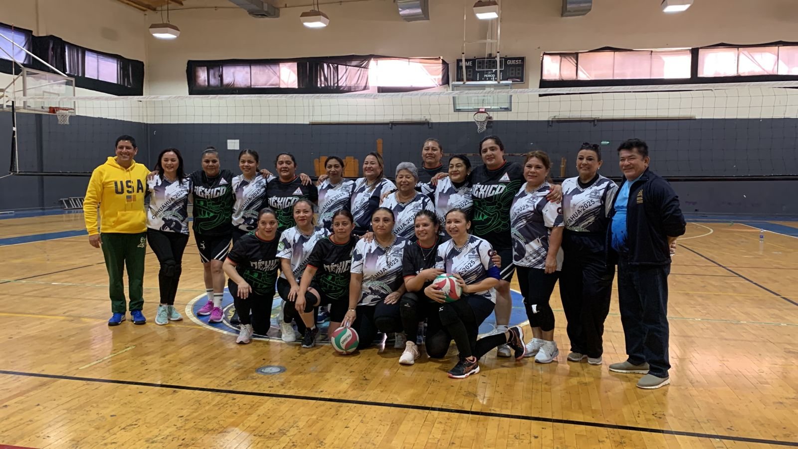 Encuentro entre el Edo. de México y Quintana Roo en la disciplina de voleibol femenil.